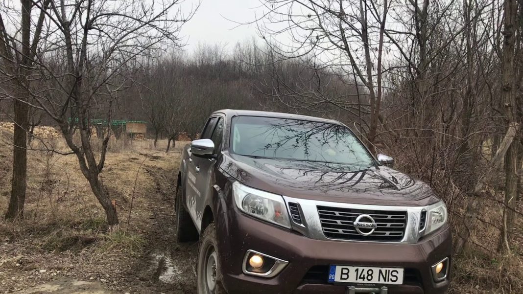 Nissan Navara trece peste șleauri de noroi și prin râu