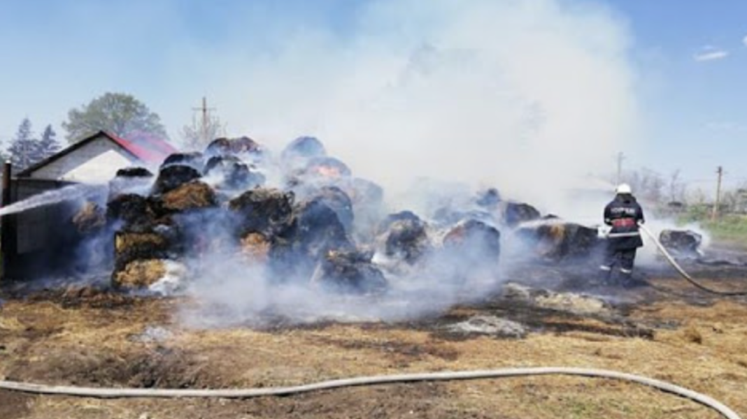 Incendiu de peste 24 de ore la o fermă din Botoșani