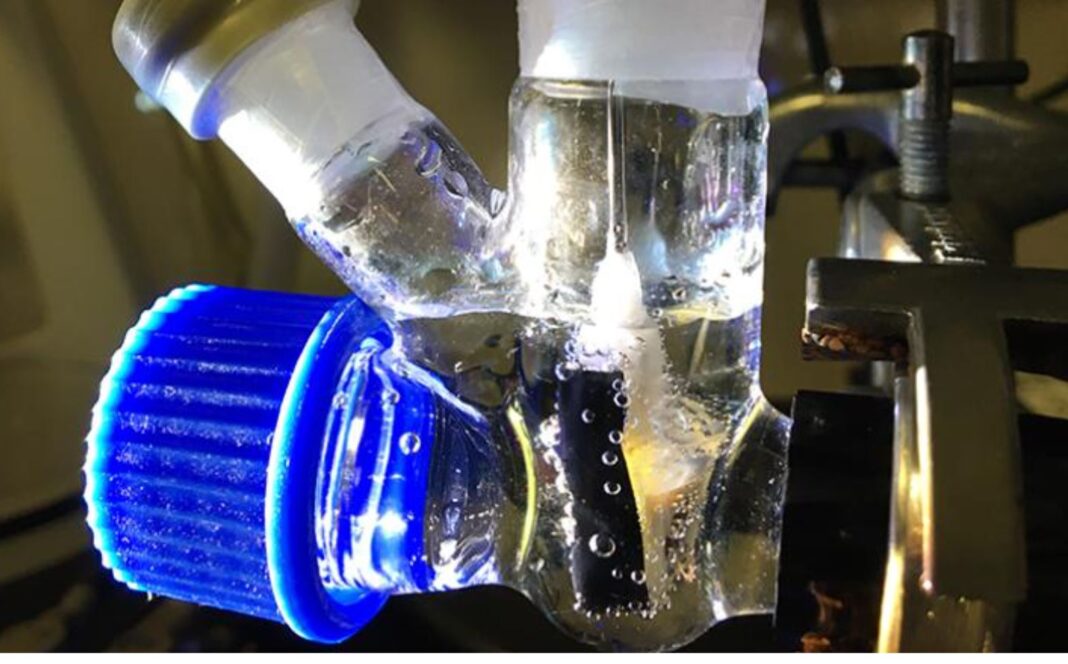 Combustibil curat și sustenabil doar din aer și deșeuri de plastic