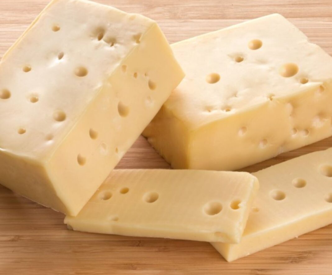 Lot de caşcaval din lapte de vacă retras din magazinele Carrefour