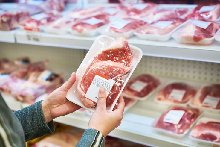Noi reguli pentru etichetarea cărnii de porc. Supermarketurile ar putea fi verificate fără avertisment Noi reguli pentru etichetarea cărnii de porc. Supermarketurile ar putea fi verificate fără avertisment