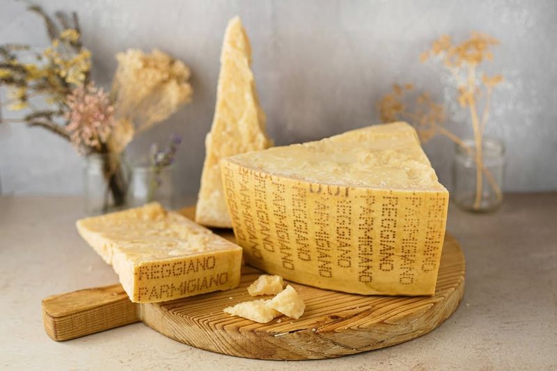 Canicula pune în pericol producția de parmezan în Italia. Fermierii se confruntă cu pierderi și costuri tot mai mari Canicula pune în pericol producția de parmezan în Italia. Fermierii se confruntă cu pierderi și costuri tot mai mari